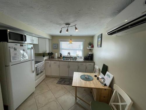 圣徒皮特海滩Cozy Beach Rental 1B/1B的厨房配有白色冰箱和桌子