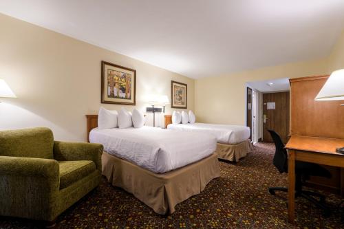 大章克申大章克申宏远酒店的酒店客房配有两张床、一把椅子和一张书桌