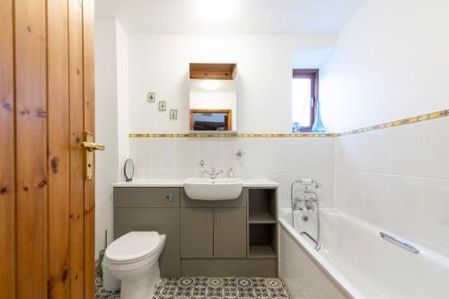 布罗姆亚德The Oast House - farm stay apartment set within 135 acres的浴室配有卫生间、盥洗盆和浴缸。