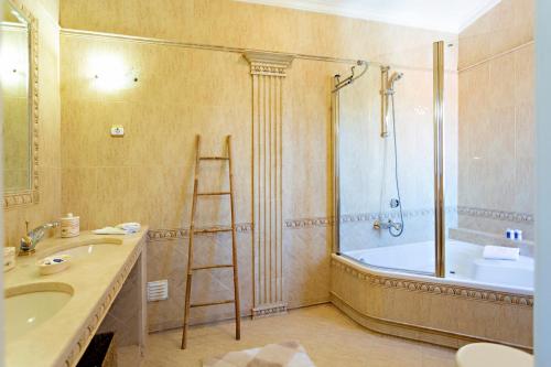 塔维拉Suite Bela Vista的浴室设有浴缸旁的梯子和水槽
