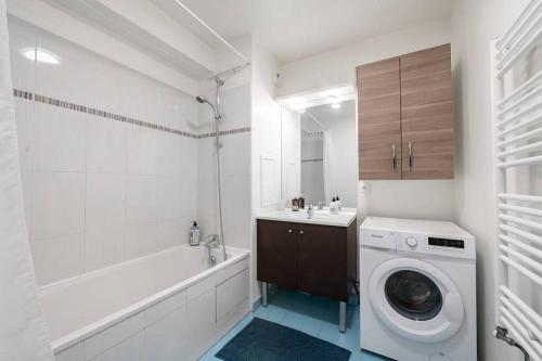 马西Tout confort à Massy - Parking / TGV et RER B&C的白色的浴室内配有洗衣机。