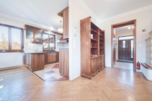 布达佩斯Panorama Buda的一间铺有硬木地板的大厨房,配有木制橱柜