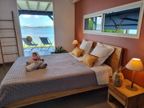HyacintheEAST KEYS - Lucy's Bay的一间卧室设有一张床,享有海景