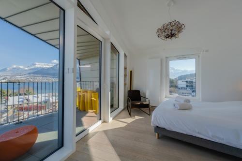 安锡LE SAPHIR的一间卧室设有一张床和一个美景阳台