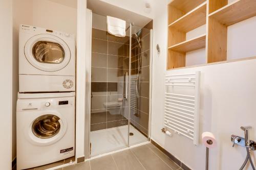 安锡LE SAPHIR的洗衣房配有洗衣机和烘干机