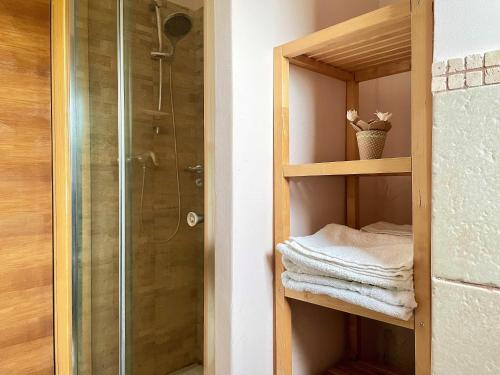 奥斯图尼Dimora Antonella - Ostuni 4 seasons - Splendid Villa Depandance with Private Swimming Pool的带淋浴的浴室以及带毛巾的衣柜。