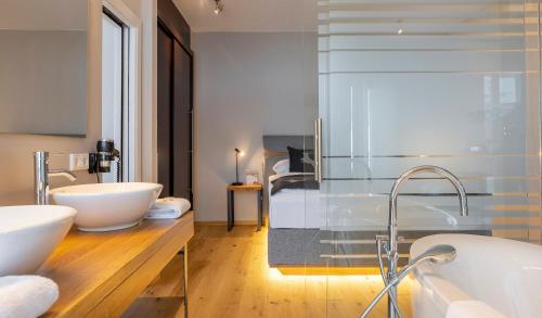 萨尔巴赫Hotel Residenz Hochalm的一间带两个盥洗盆和大镜子的浴室