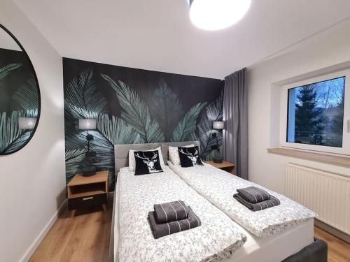 卡尔帕奇Rezydencja Green Hill - ekskluzywny dom w Karpaczu的一间卧室配有一张大床和两个枕头