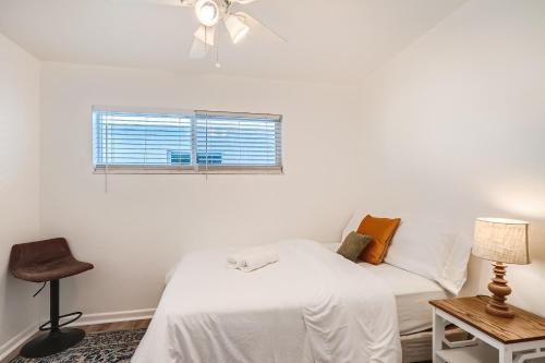 西棕榈滩Tropical Retreat ** 2 BR ** Singer Island的白色的卧室设有床和窗户