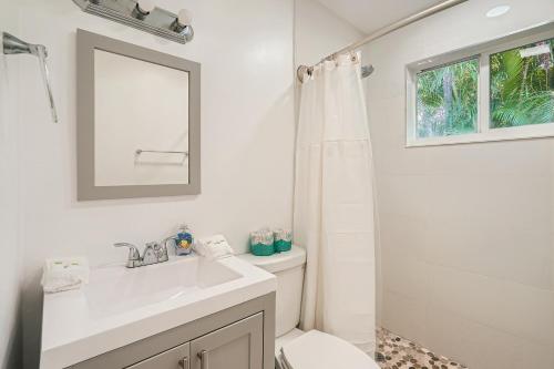 西棕榈滩Tropical Retreat ** 2 BR ** Singer Island的一间带水槽、卫生间和镜子的浴室