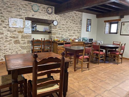 坎塔维耶哈Casa Sara的一间带桌椅和石墙的用餐室