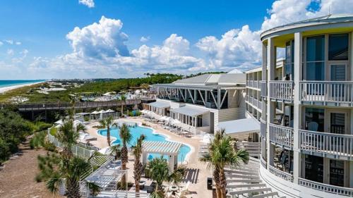 圣罗莎海滩水色度假酒店的享有带游泳池和海洋的度假村的空中景致
