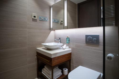 赫尔采格诺维Paloma Apartment - Portonovi Resort的一间带水槽和镜子的浴室