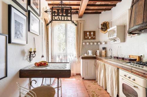 阿雷佐Villa San Filippo的厨房配有柜台、水槽和窗户