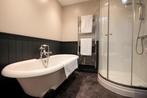 伊尔明斯特The Five Dials Inn的设有带浴缸和淋浴的浴室。