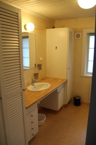 GunsjögårdenVilla Lägervik Vitsand的一间带水槽和镜子的浴室