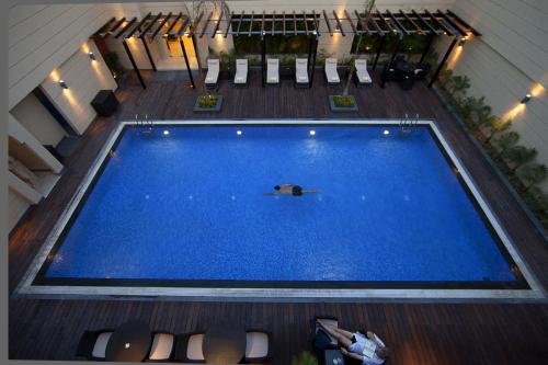 海得拉巴海得拉巴泰克城市柠檬树普瑞米尔酒店的阳台享有大型游泳池的顶部景致