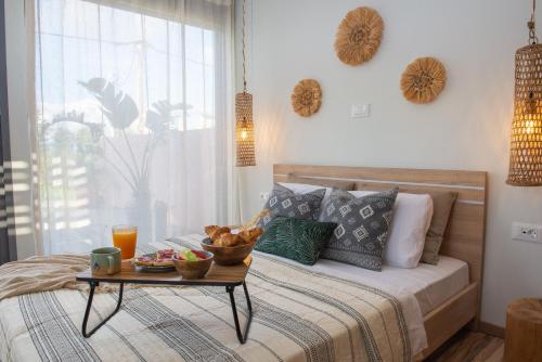 克雷马斯蒂Antonakis Villa, Near Beach, Private Pool的一间卧室配有一张床,上面放着一个食物托盘