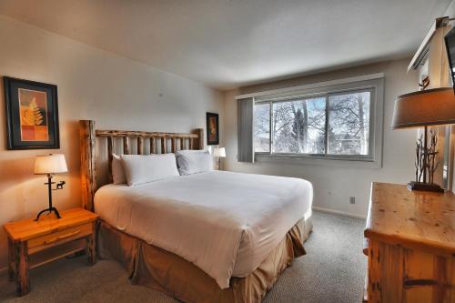 帕克城SNOW FLOWER 115 condo的一间卧室设有一张大床和一个窗户。