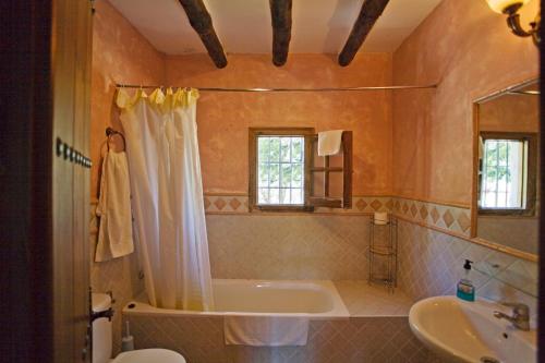 埃尔乔罗Villa La Clavelina Rocabella的带浴缸和盥洗盆的浴室