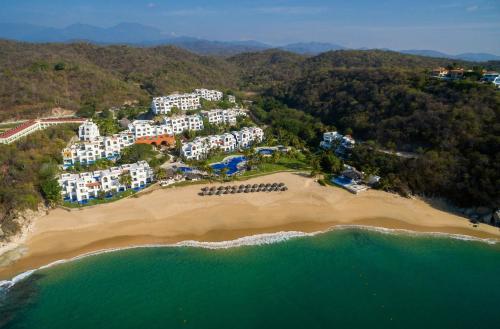 圣克鲁斯华特库瓦图尔科扎阿斯拉卡米奥真实酒店的海滩上的度假村的空中景观