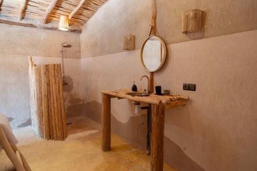 El KariaAlkamar Camp Agafay的浴室设有水槽和墙上的镜子