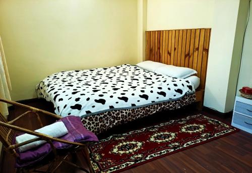 Nirvana Kuti客房内的一张或多张床位