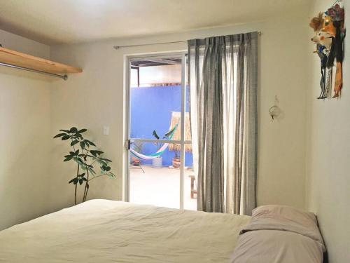 墨西哥城Lovely apartment with terrace , Historic Center.的一间卧室设有一张床和一个滑动玻璃门