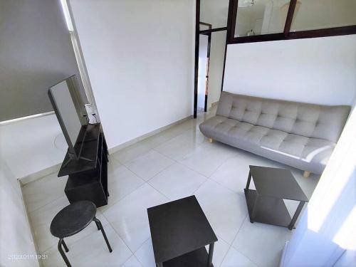 阿里卡La mejor ubicación de Arica的客厅配有沙发和桌子