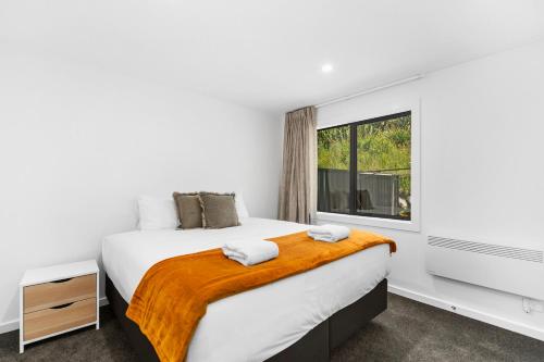 陶波Blue Dun Views - Taupo的一间卧室设有一张大床和一个窗户。
