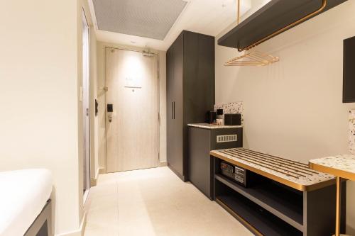 新加坡ibis budget Singapore Gold的一个带长凳和门的小厨房