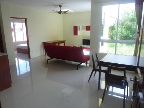 素辇府吉布公寓的客厅配有红色的沙发和桌子