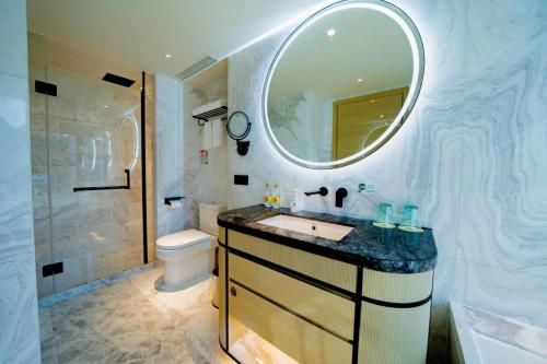 澳门金龙酒店的一间带水槽、卫生间和镜子的浴室