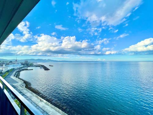 别府SKY Tower Sweet 4 Beppu, Resort Love Hotel的享有一大片水景