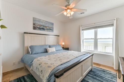 加尔维斯敦Galveston Luxury High Rise Oceanfront的一间卧室配有一张床和吊扇