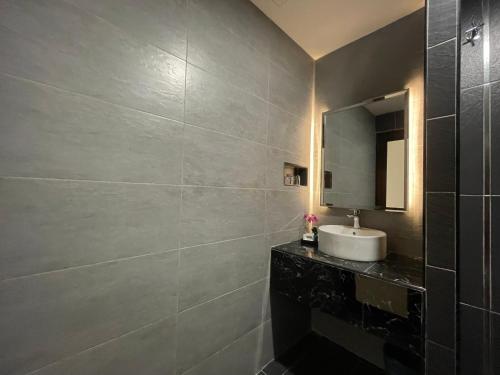 关丹DSH Hotel的一间带水槽和镜子的浴室