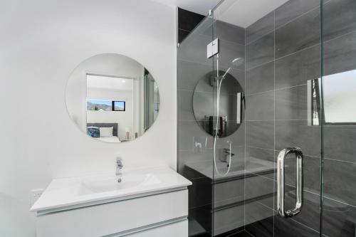 瓦纳卡Northlake Hideaway - Wanaka Holiday Home的一间带水槽和镜子的浴室
