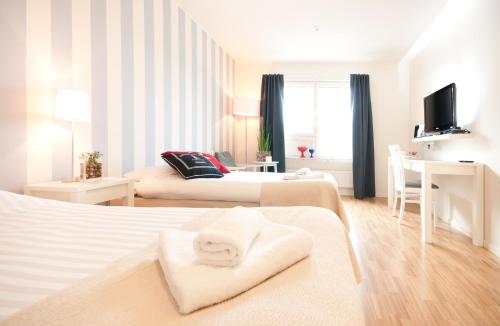 胡丁厄阿腾多公园酒店的酒店客房配有两张床和一张书桌