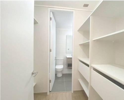 蒙特港408/ Precioso apartamento 1D+1B /(3 camas)/ JUMBO+CENTRO 5 MIN的白色的浴室设有卫生间和白色衣柜。
