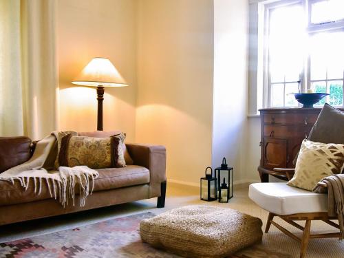 斯托克罗奇福德Oak Tree Cottage的客厅配有沙发和椅子