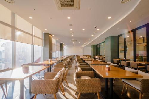 西归浦市Hotel bridge Seogwipo的餐厅里长长的桌子和椅子