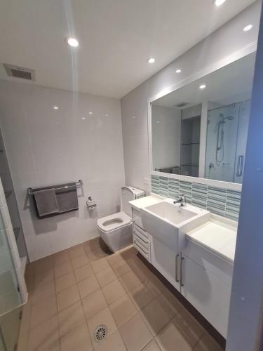 克尤Cue Motel的浴室设有2个水槽、卫生间和镜子。