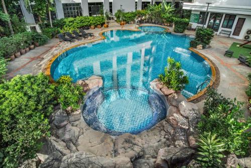 芭堤雅市中心Mike Garden Resort - SHA EXTAR PLUS的享有度假村游泳池的顶部景致