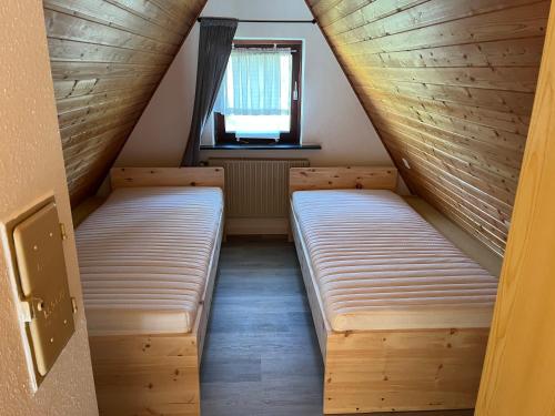 HerrischriedHaus Nicole的小型客房 - 带2张床和窗户