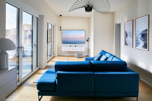 达默Dahmeloft的客厅设有蓝色的沙发和大窗户