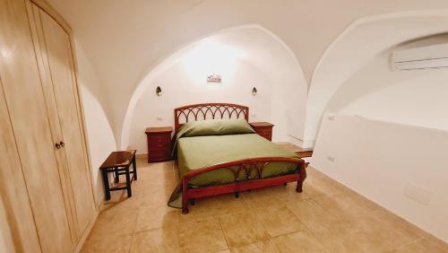 切萨雷奥港Giada House的卧室中间设有一张床