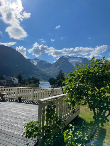 史特林Vollsnes Gjestehus的房屋的甲板上享有山景。