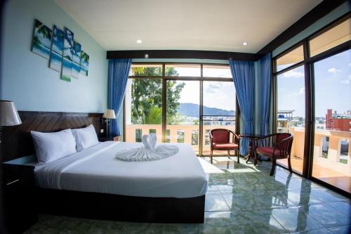 芭东海滩Riviera Patong的酒店客房设有一张床和一个阳台。