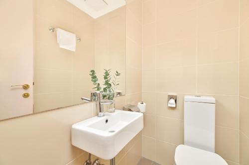 波雷奇Hotel Zorna Plava Laguna的一间带水槽、卫生间和镜子的浴室