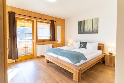 施卢赫湖Finkenhof的一间卧室设有一张大床和一个大窗户